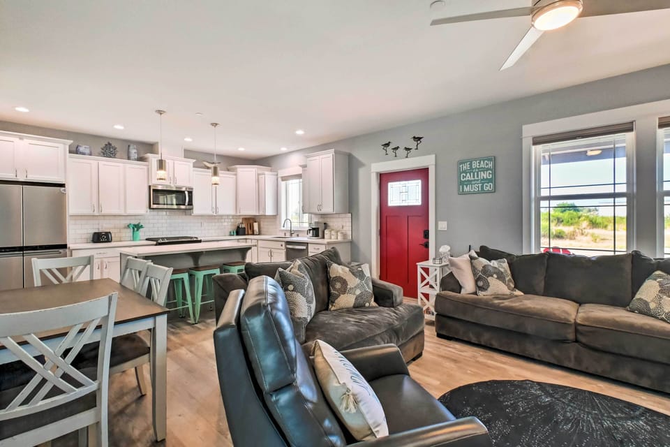 Dining Room | Dishware/Flatware Provided
