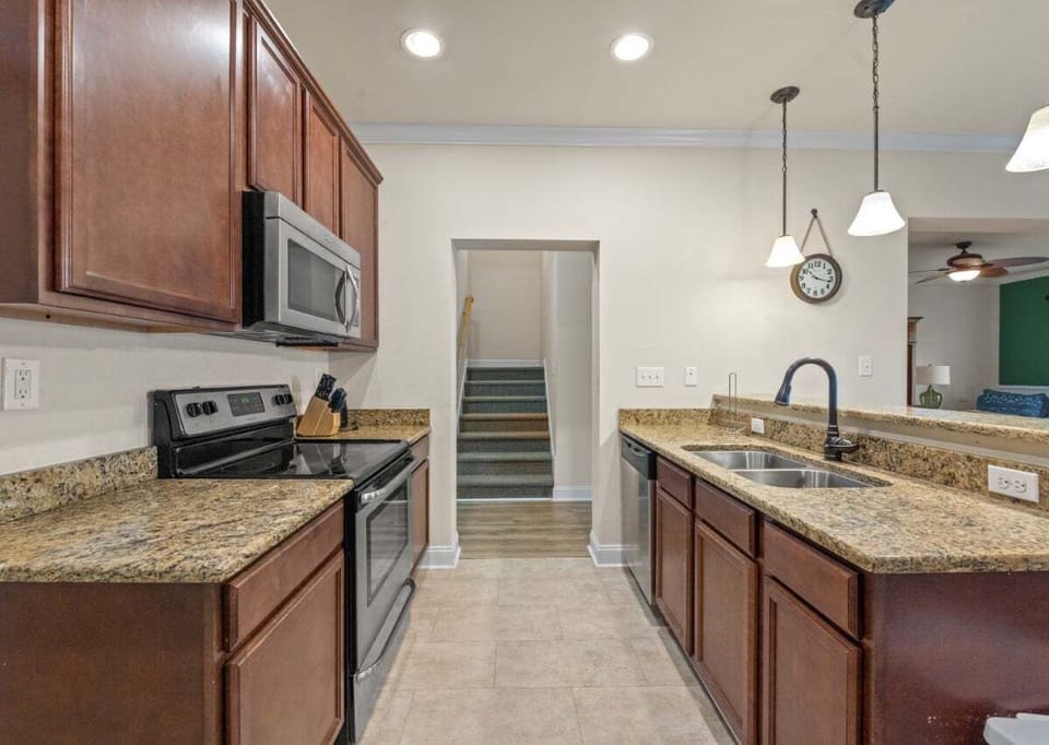 Pantry space + big kitchen = reunion-friendly.