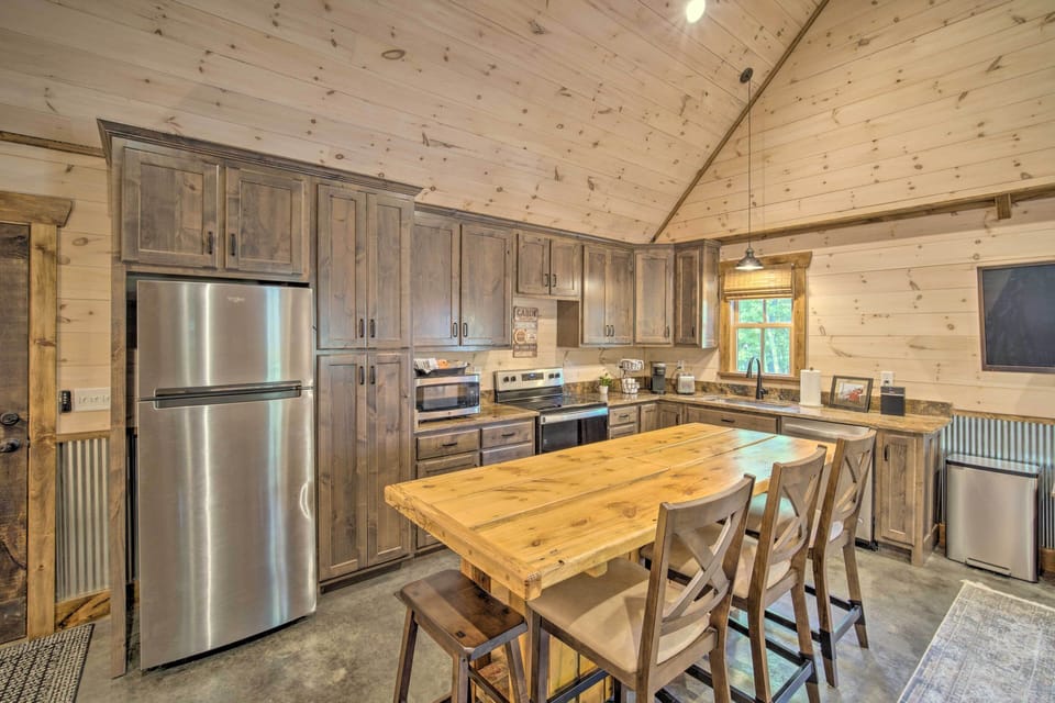 Dining Room | Dishware/Flatware Provided