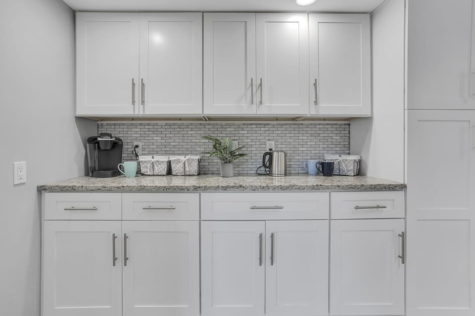 Kitchen / Beverage Center