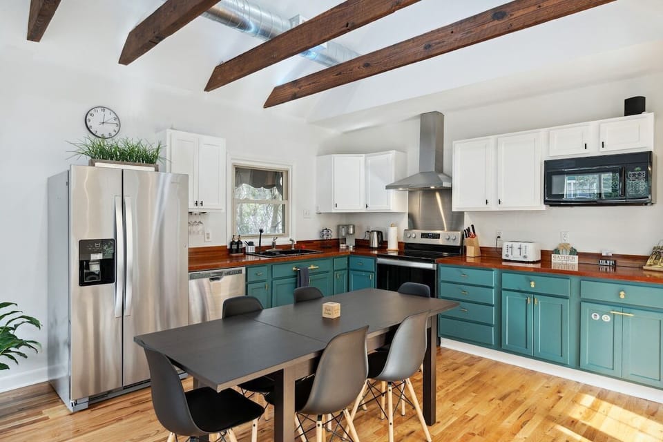 Prepare a meal or make yourselves a coffee in a fully equipped kitchen.
