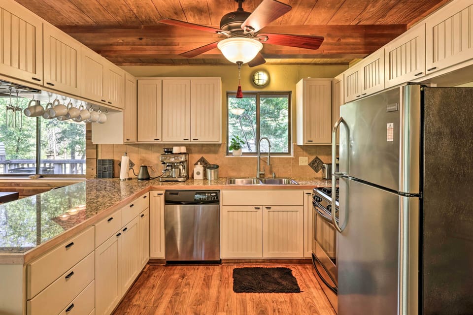 Kitchen | Microwave | Blender | Pots & Pans | Ice Maker | Slow Cooker