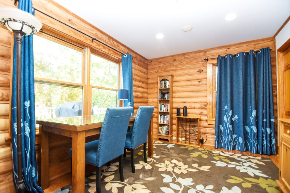 Office area if you need to work, take a call - but still want Lake Norman views!