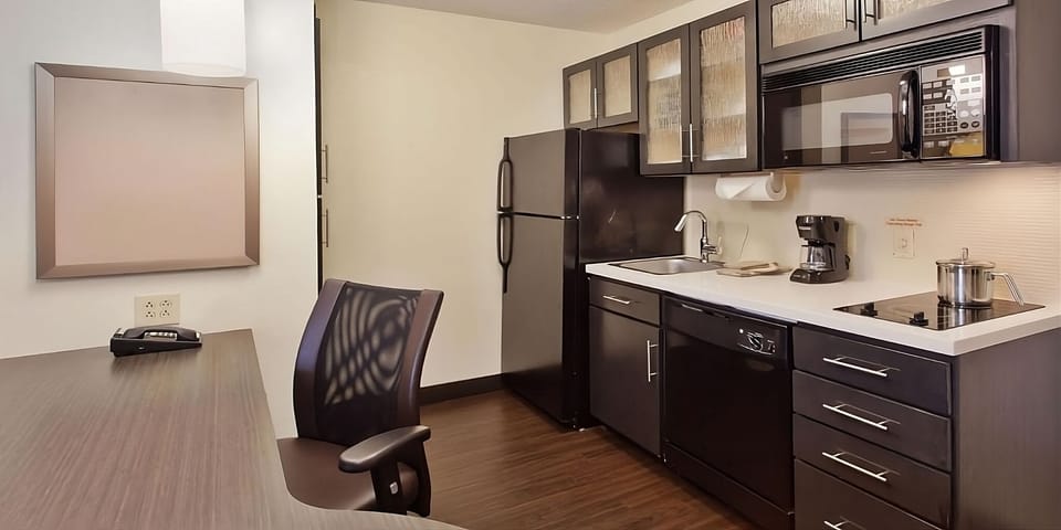 Studio Suite - Queen / Studio Suite - Queen - ADA - Roll-In Shower / Studio Suite - Queen - Mobility Accessible - Tub