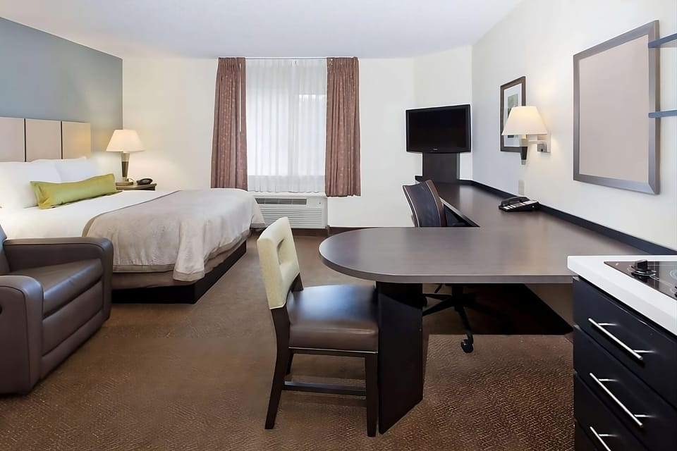 Studio Suite - Queen / Studio Suite - Queen - ADA - Roll-In Shower / Studio Suite - Queen - Mobility Accessible - Tub