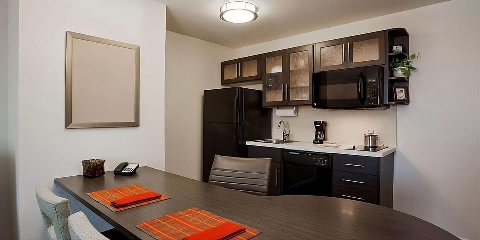 Studio Suite - Queen / Studio Suite - Queen - ADA - Roll-In Shower / Studio Suite - Queen - Mobility Accessible - Tub