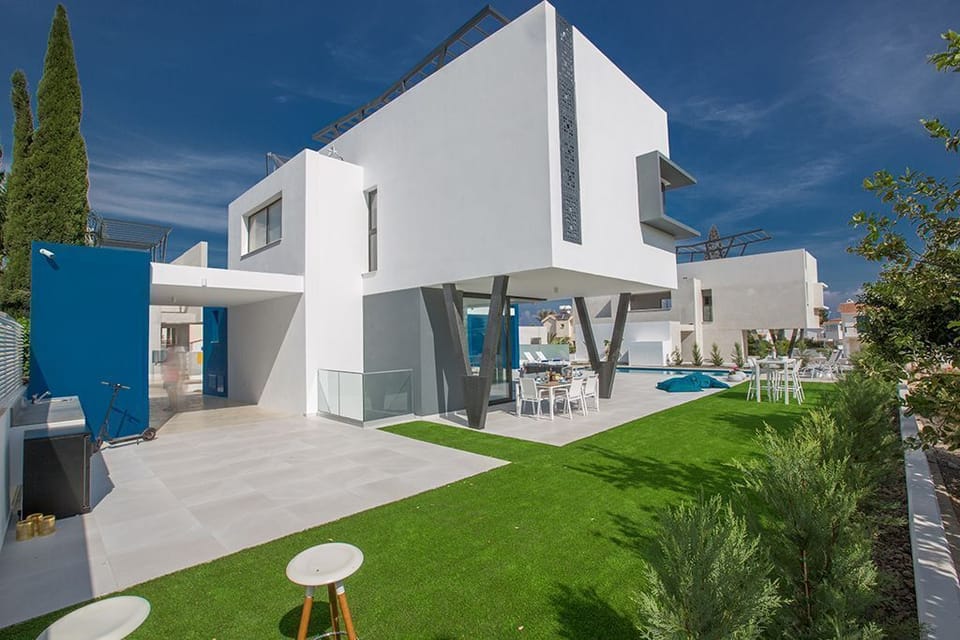 Very Spacious garden with lawn area