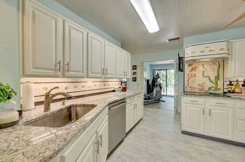 Full spacious kitchen for that Thanksgiving or Christmas dinner.