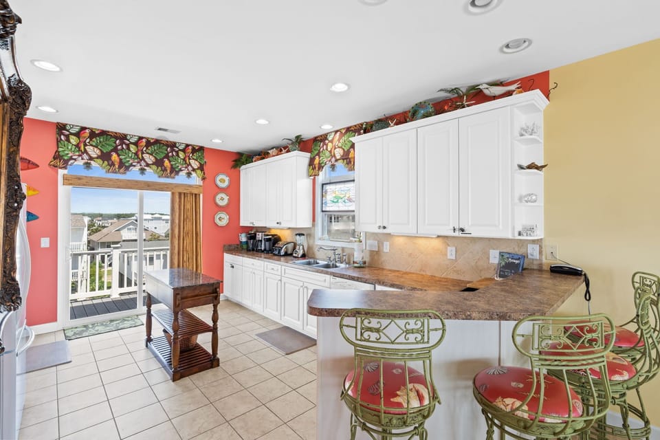 BRIGHT KITCHEN 
