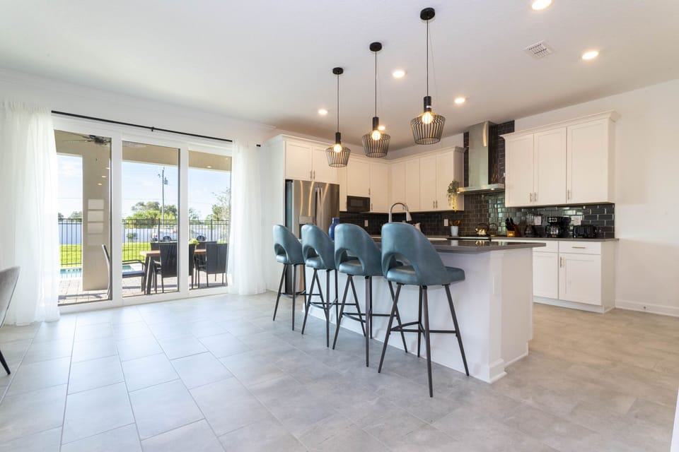 Fully equipped kitchen w/ daily basis utensils