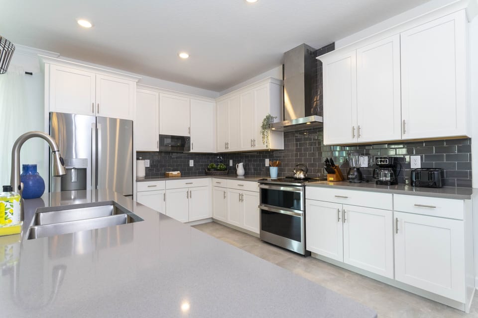 Fully equipped kitchen w/ daily basis utensils