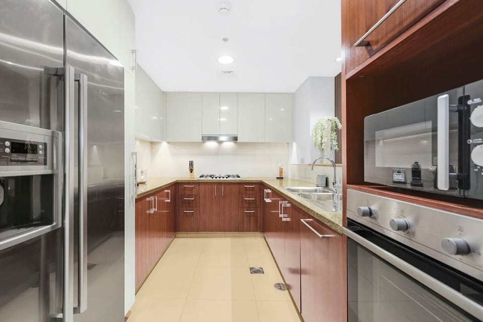 Chef`s Kitchen: Sleek design with modern appliances, perfect for culinary adventures!