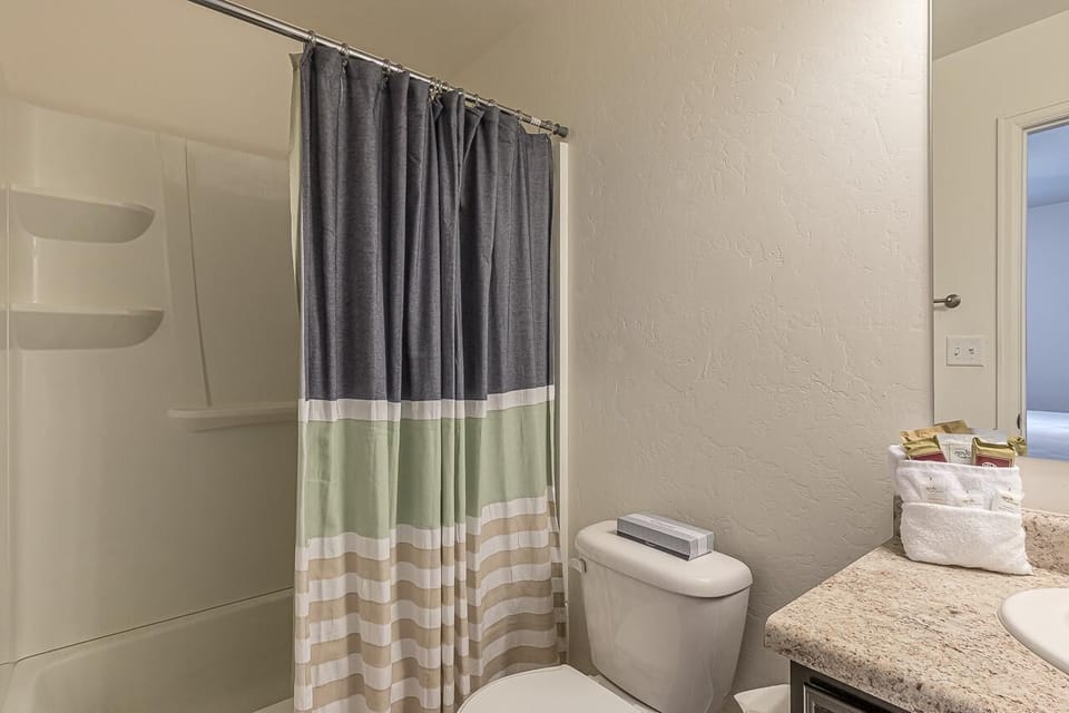 Master ensuite bathroom