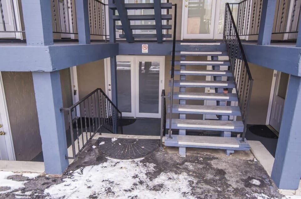 The apartment is on the lower level and is conveniently located on N Main Street in Breckenridge Historic District.