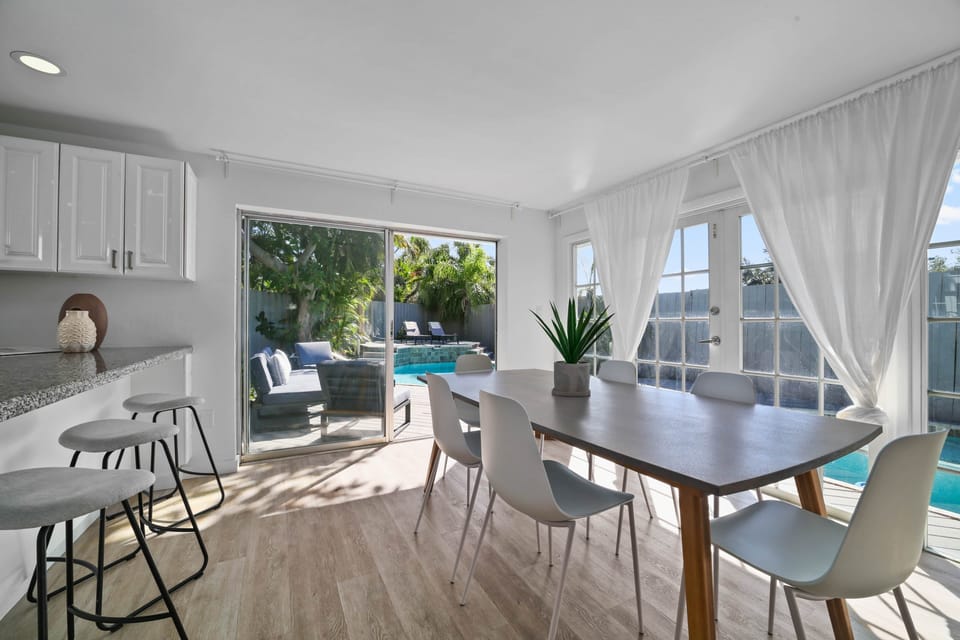 dining area overlooking pool