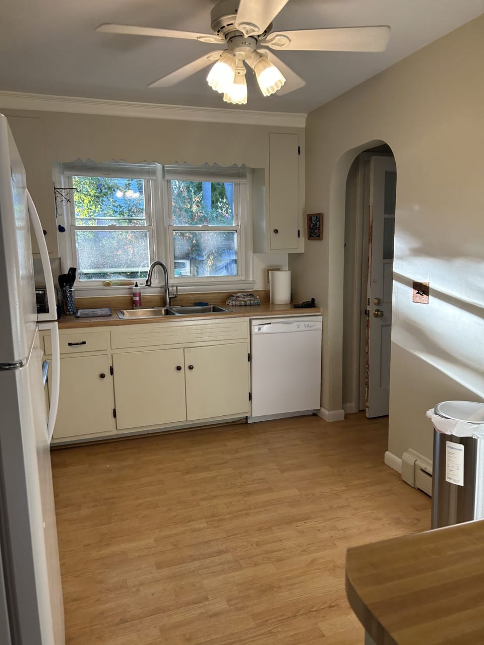 Fully stocked kitchen with dishwasher, microwave, coffee machine & treats