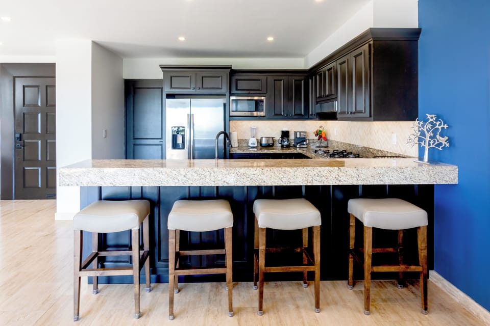 PLENTY OF SEATING AT TABLE AND COUNTER TOP