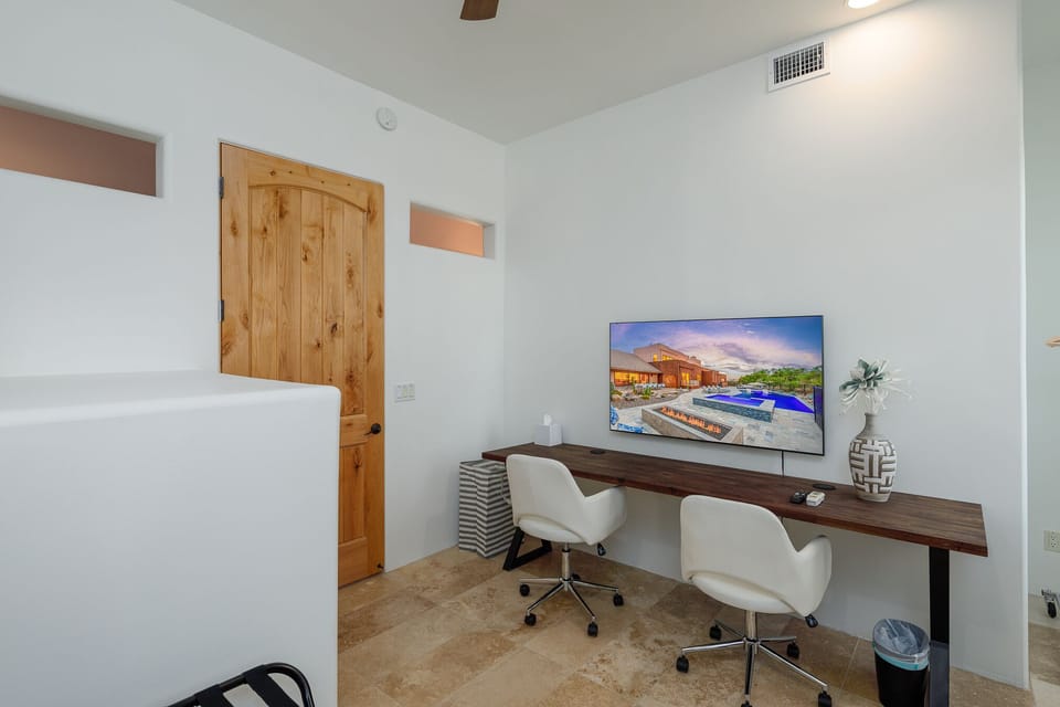 Bedroom 5 - Workspace