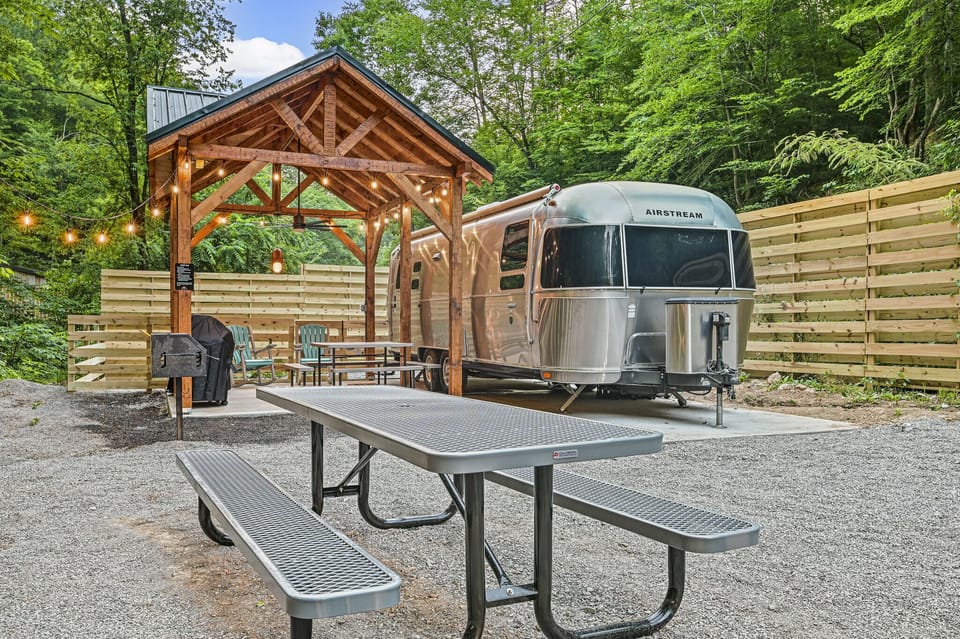 Outdoor picnic table