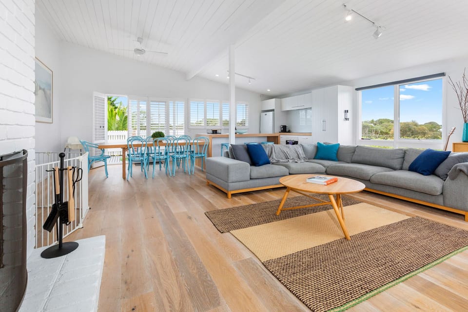Lounge area/Dining/Kitchen