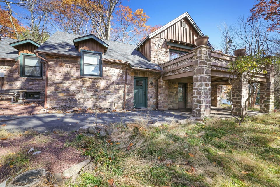 View of the front of the home