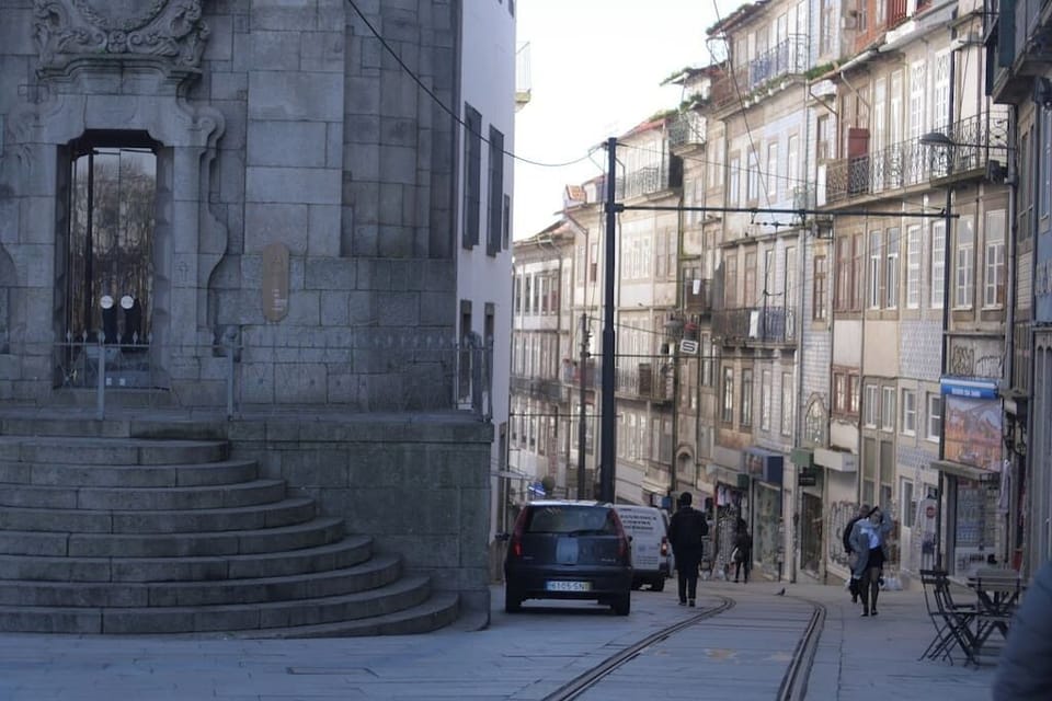 Tripall-clerigos-apartment-street-1