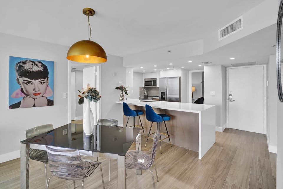Dining area, seating at kitchen counter, fully equipped kitchen