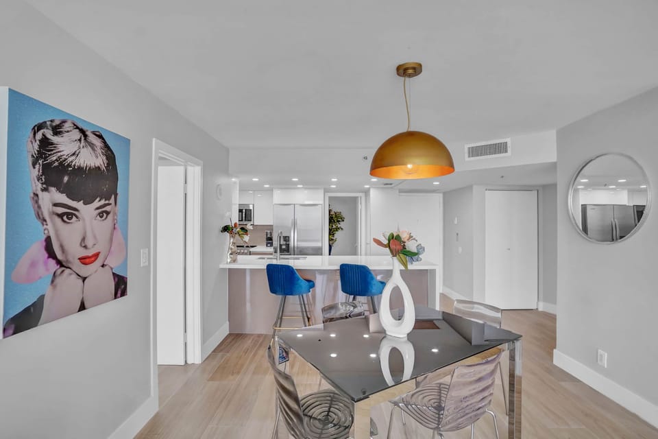 Dining area, seating at kitchen counter, fully equipped kitchen