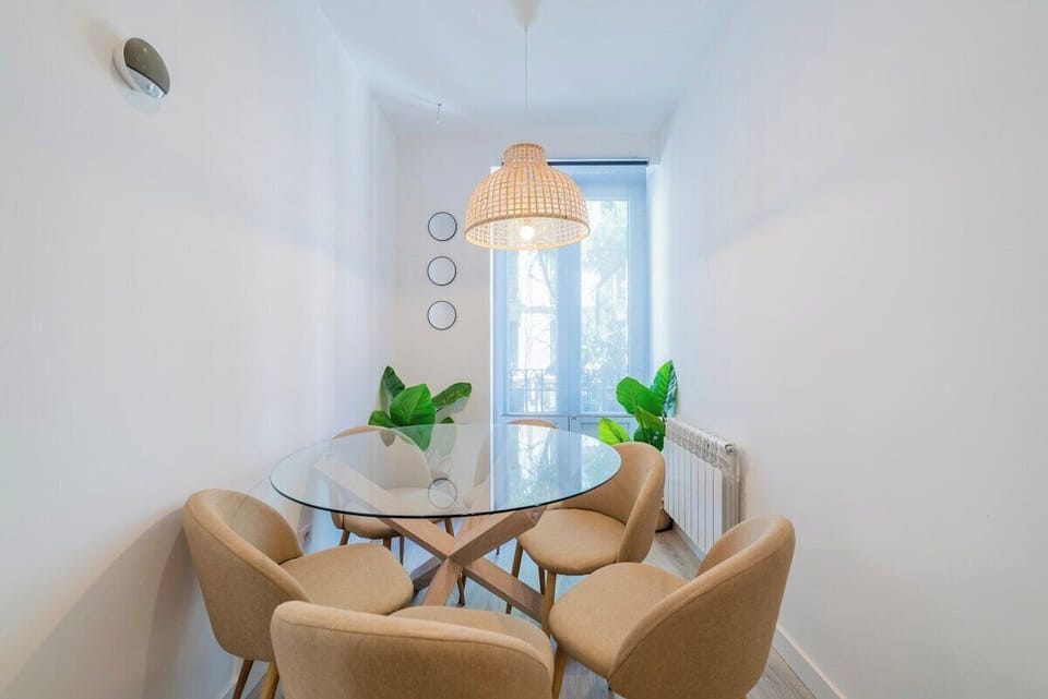 View of the dining room with access to the balcony 