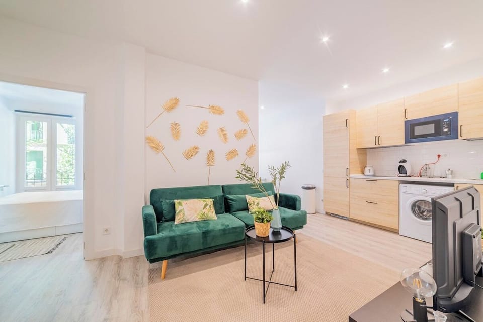 General view of the living room with the kitchen in the background and access to one of the bedrooms