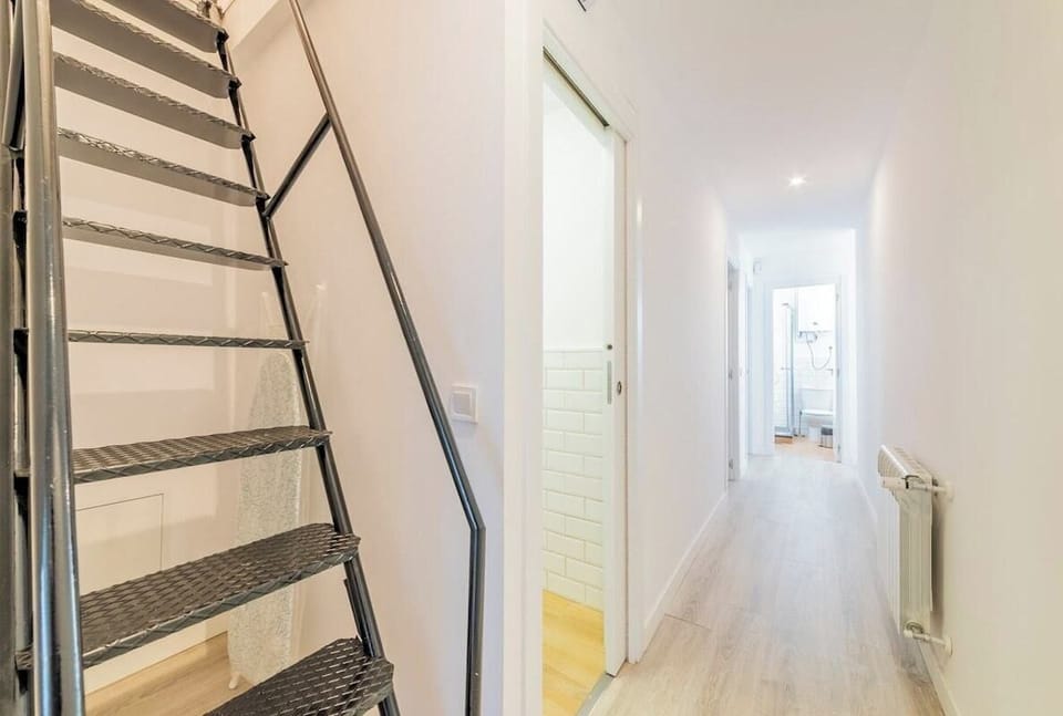 View of the entrance hall with access stairs to the upper bedroom