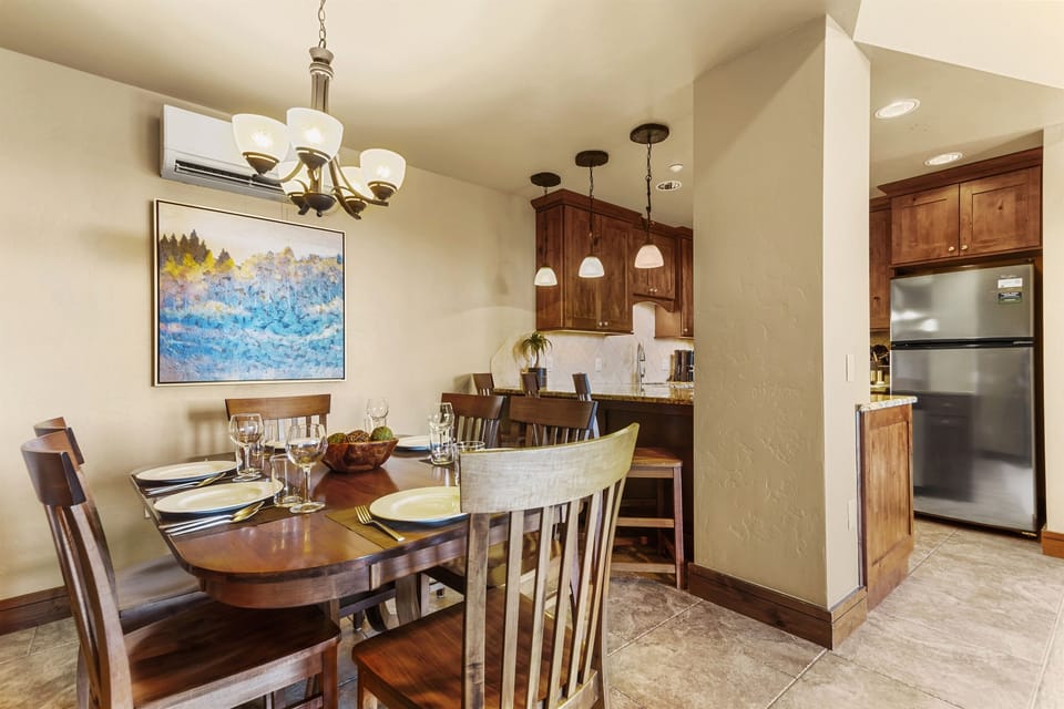 Dining room for 6 and additional bar seating