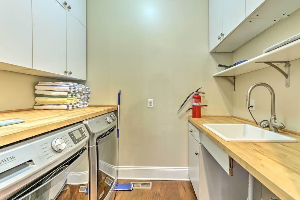 Laundry & butlers pantry next to the dinette
