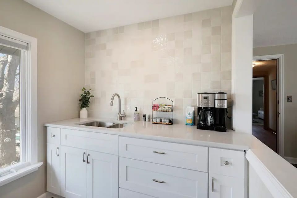 Kitchen Sink, Quartz Surfaces,  Full Pot + Single Serve Coffee Maker! 
