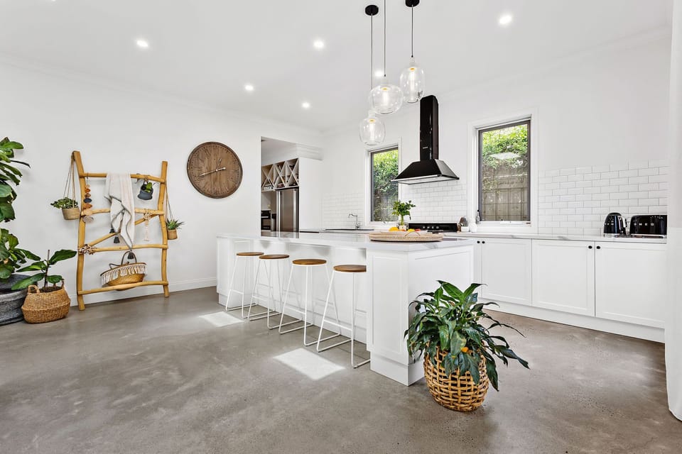The huge kitchen, full equipped