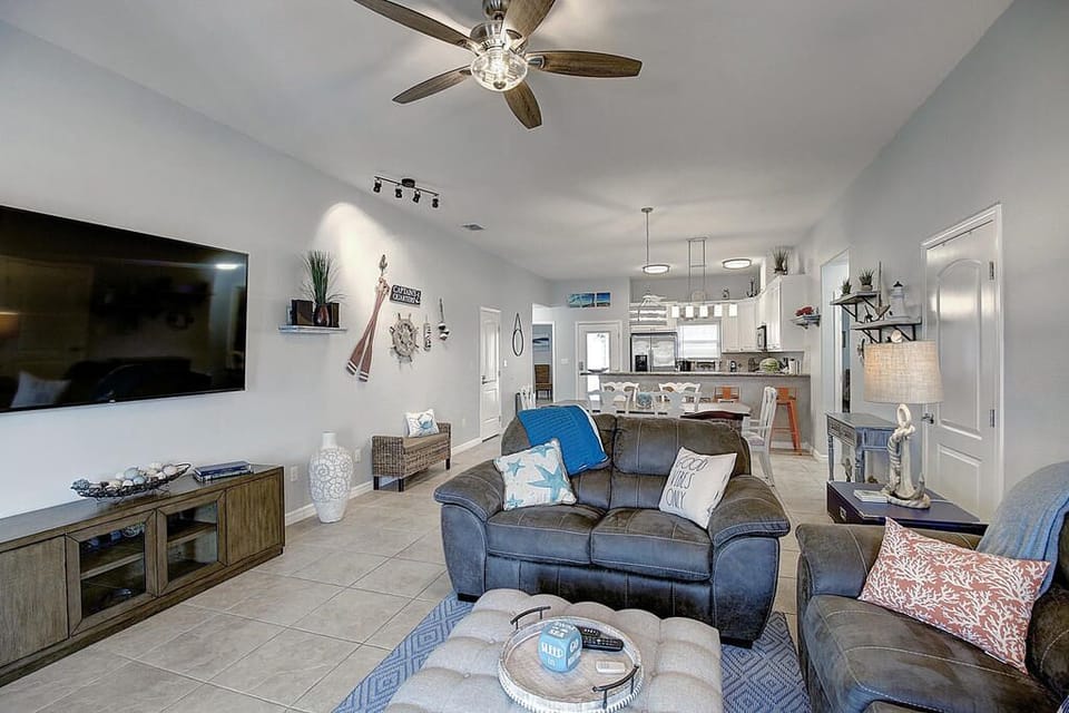 Open living/dining/kitchen