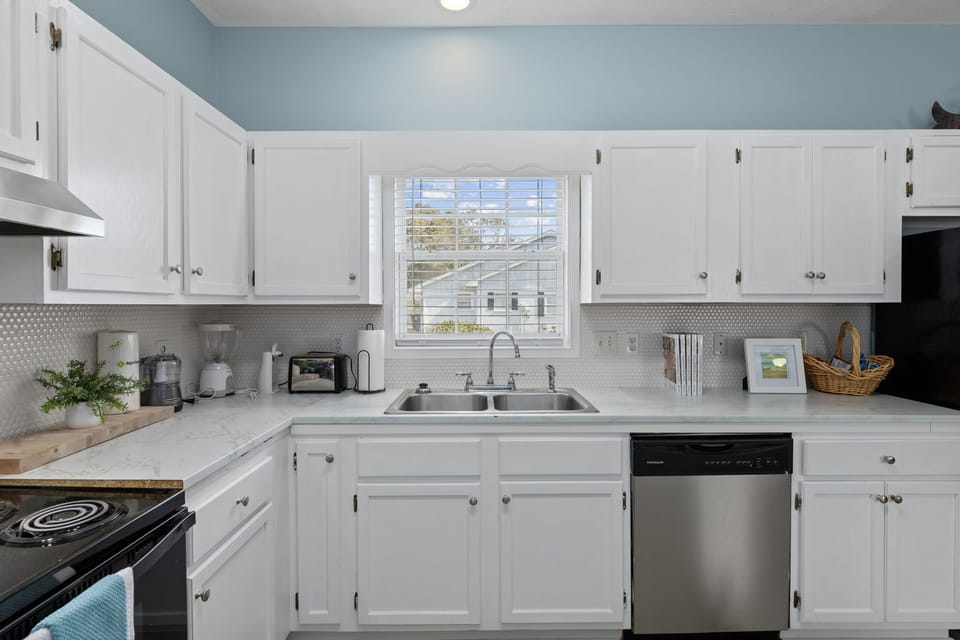 Kitchen: Complete with all the necessary amenities for your culinary needs.