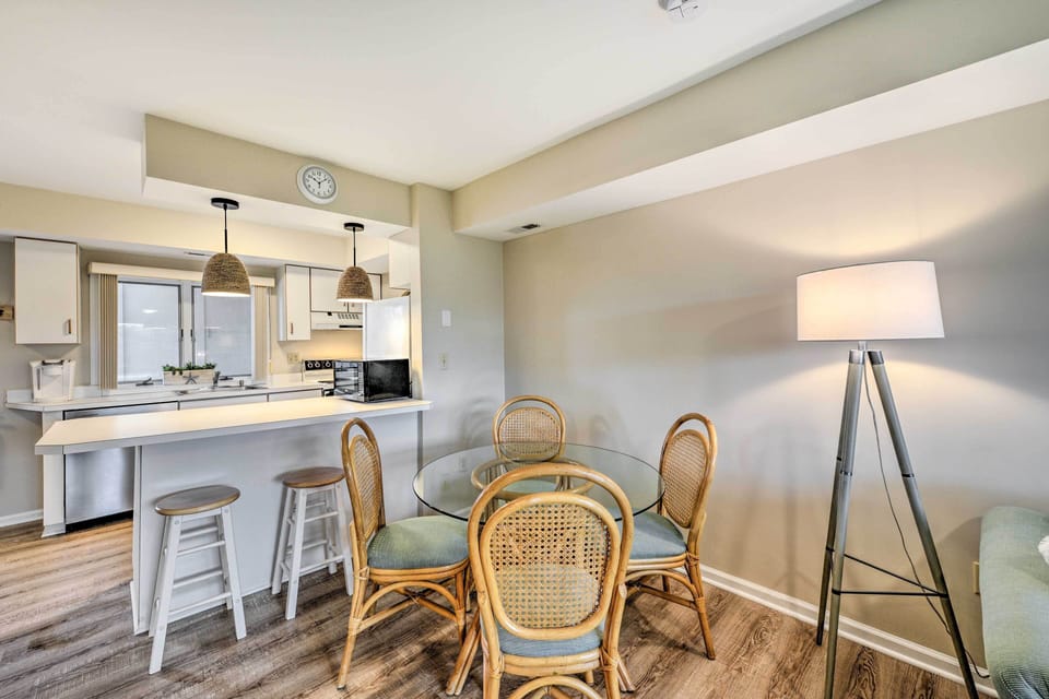 Dining Area | Dishware & Flatware Provided