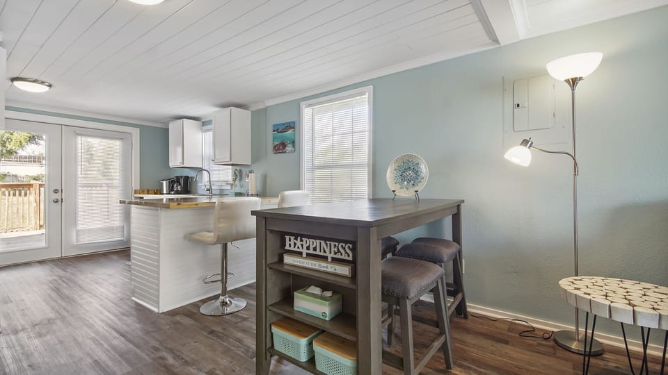 Ample lighting in this area between the eat in and living areas. 