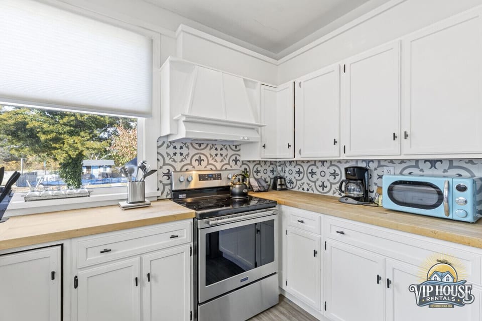 Well equipped eat-in kitchen