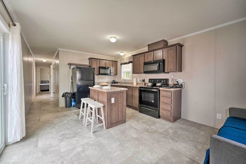 Kitchen & Dining Area | Basic Cooking Essentials | Dishware & Flatware Provided