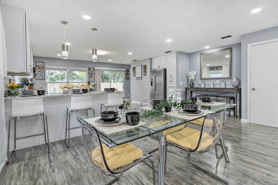 Dining Area | Dishware & Flatware Provided | Single-Story Interior