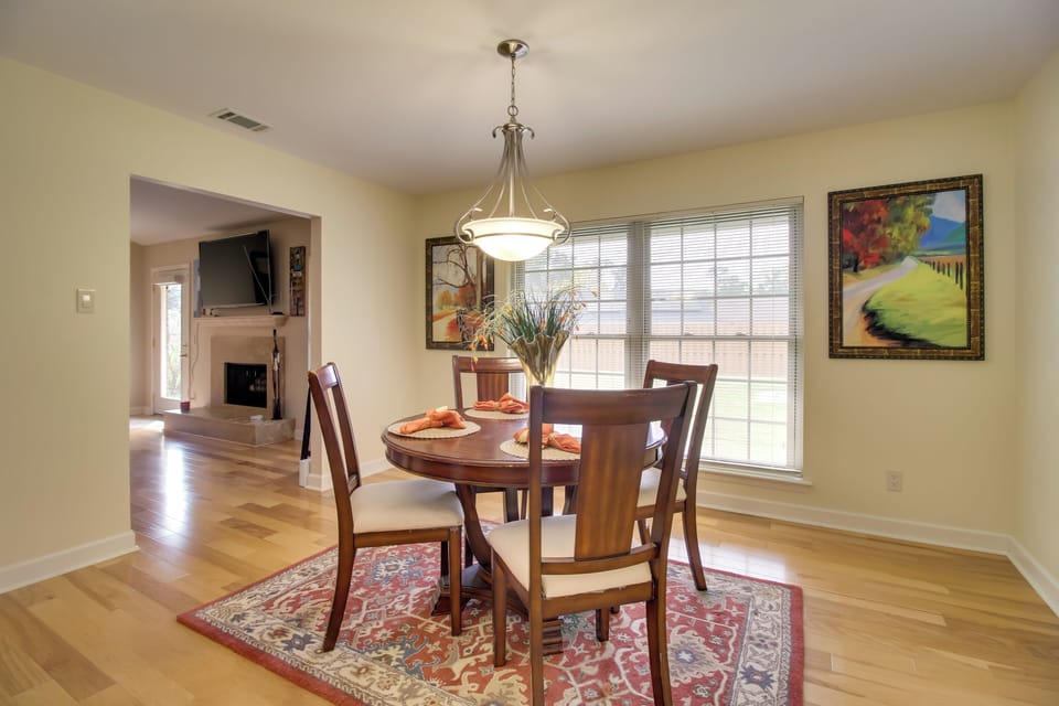 Dining Room | Central A/C & Heating | Free WiFi
