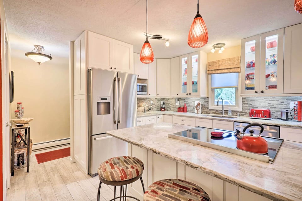 Kitchen | Paper Towels/Trash Bags Provided