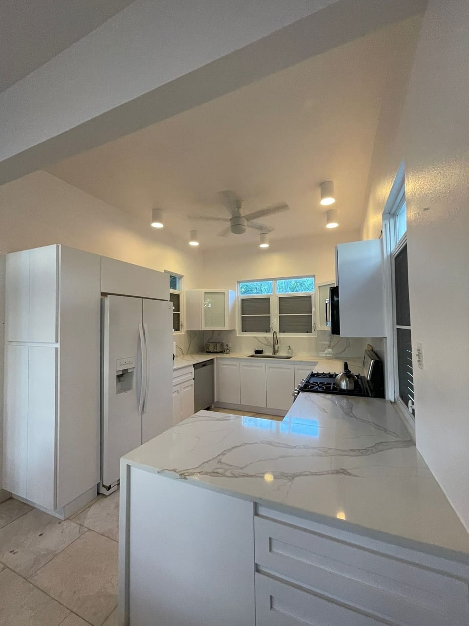Full kitchen.