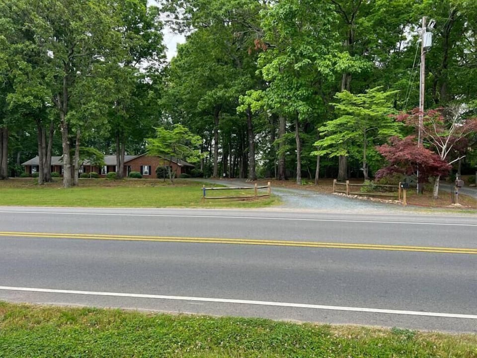 The main house and driveway. turn in here stay to the right for the cottage 