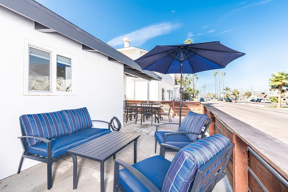 Additional seating for 4 is the perfect spot for a morning cup of coffee or an afternoon with a fun beach read.
                