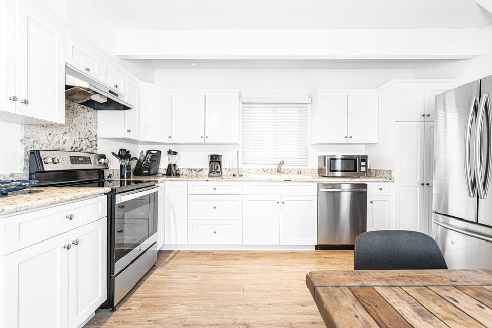 The kitchen comes stocked with all required meal prep gear.
                