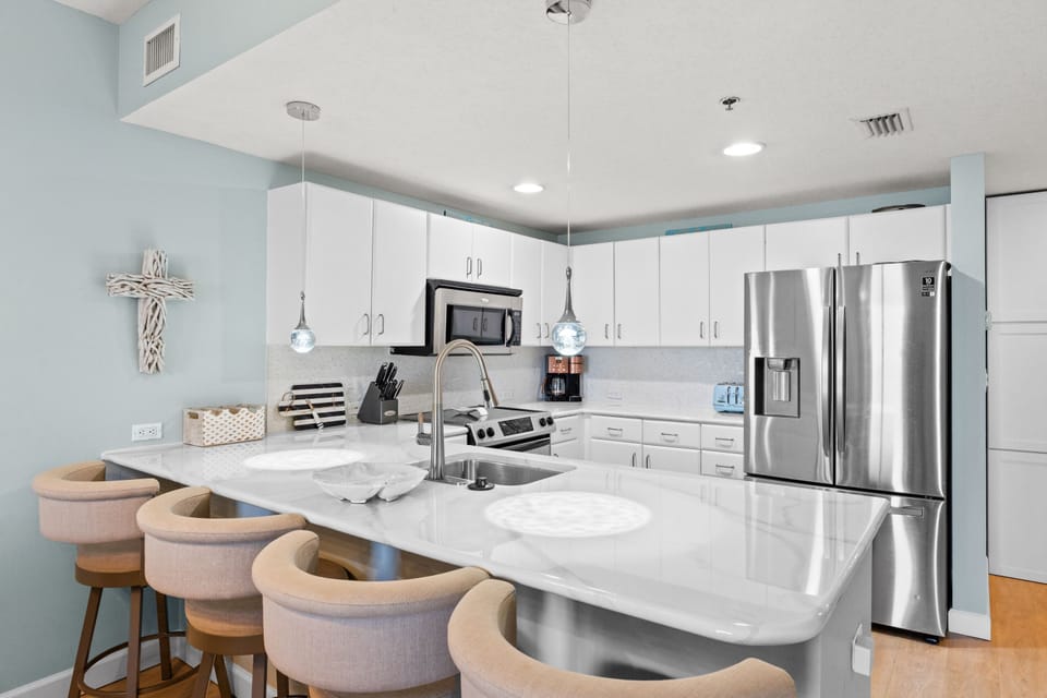 Kitchen with Breakfast Bar