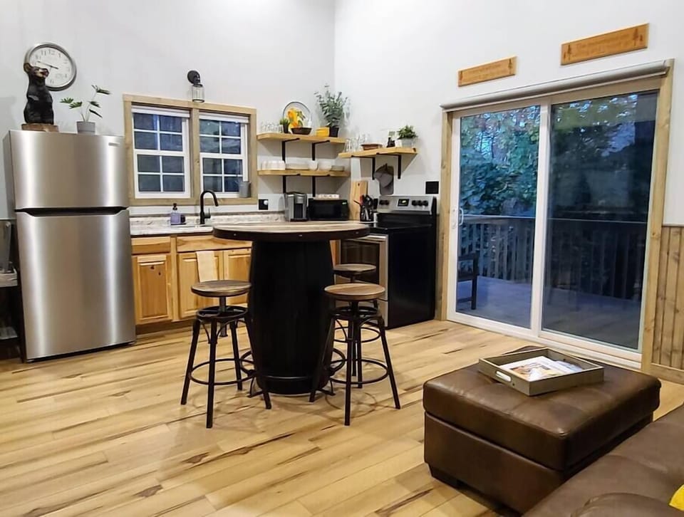 Full-size and fully-equipped kitchen w/Bistro Bar set for 4